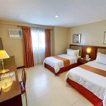 Royal Garden Hotel Ozamiz Buitenkant foto