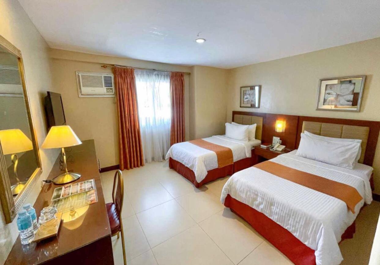 Royal Garden Hotel Ozamiz Buitenkant foto