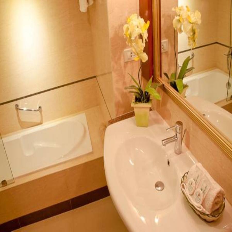 Royal Garden Hotel Ozamiz Buitenkant foto