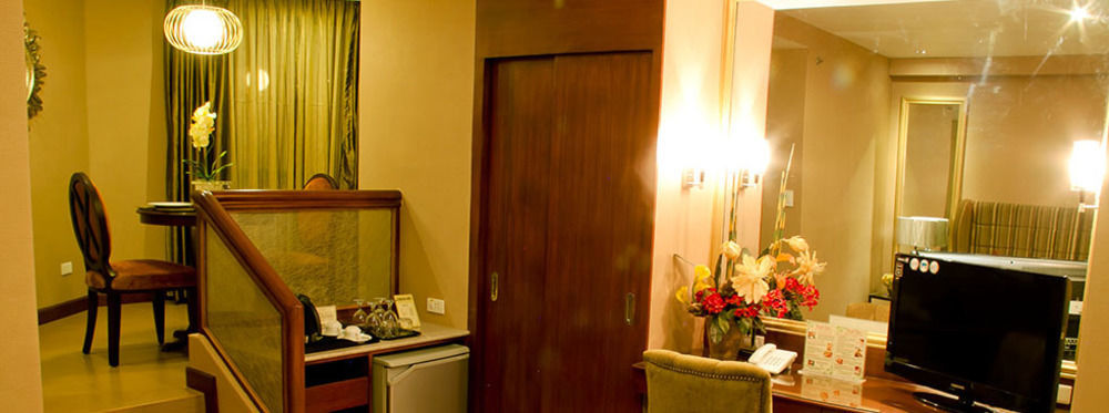 Royal Garden Hotel Ozamiz Buitenkant foto